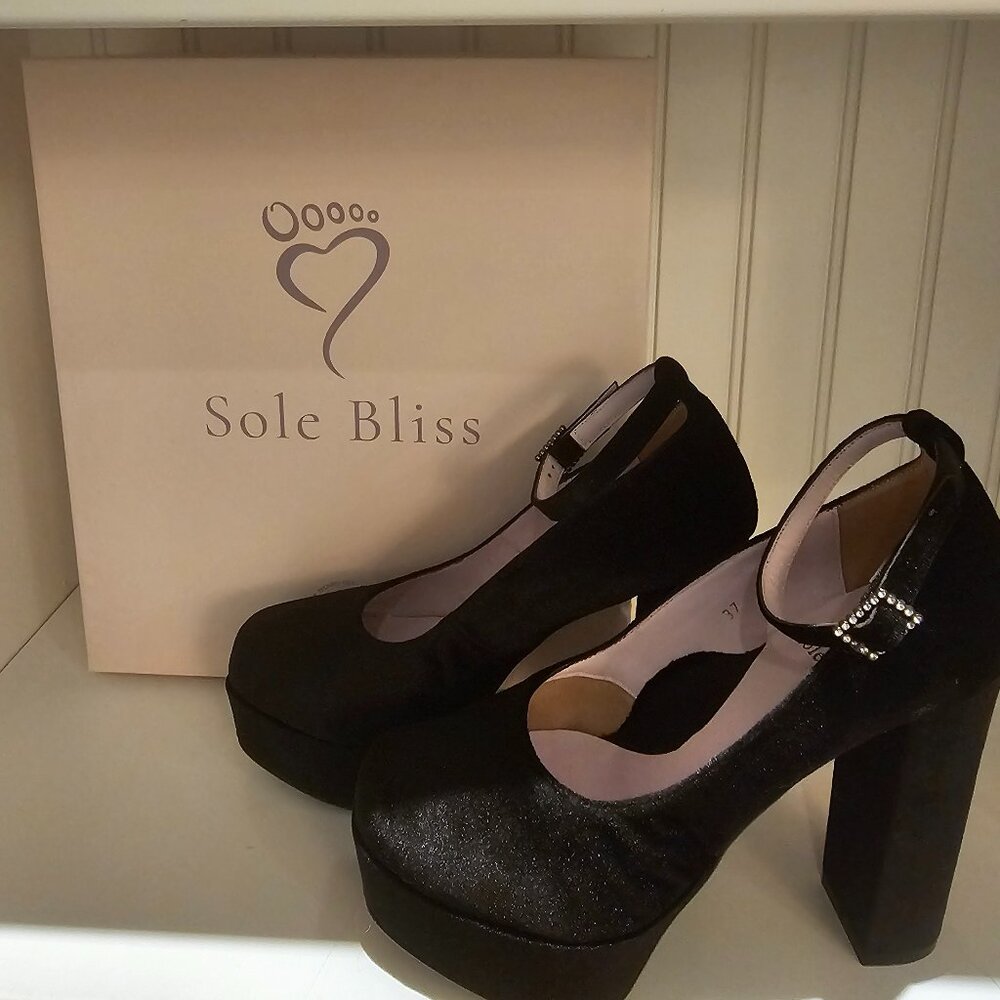 SOLE BLISS Black Velvet Platform Mary Janes Size 6